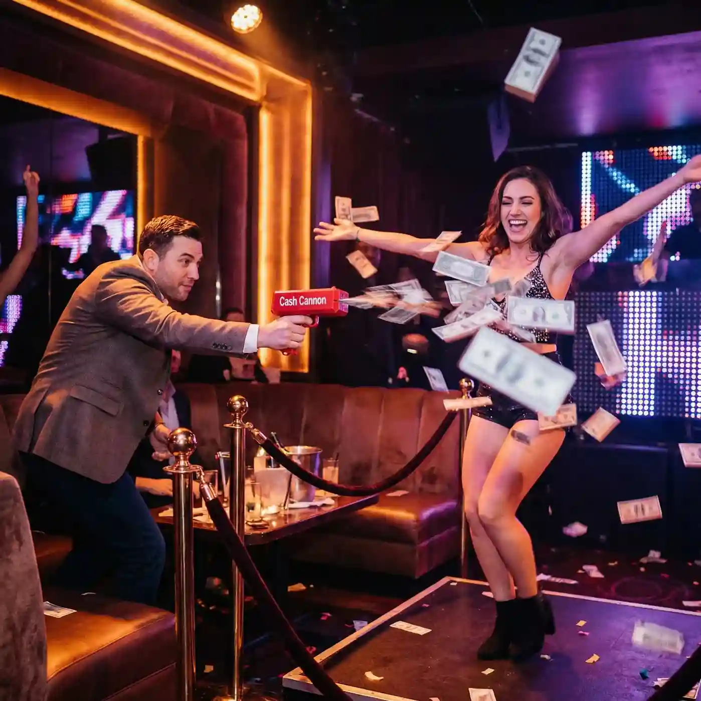 גאדג'טים ואקססוריז שמשנים את הריקוד הרגיל במופע פרטי